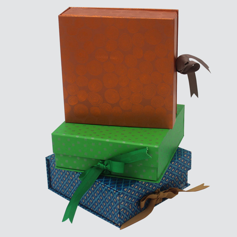 Лесно сгъване на кутията с подаръци свещ Шоколадова копринена панделка Красива кутия